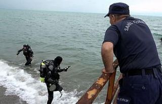 Deniz kenarında elbiseleri bulunan yabancı uyruklu...