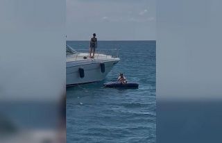 Deniz yatağında uyuyakalan vatandaş tekneler ile...