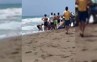 Denizde çocuklarını kurtarmak isteyen baba yaşamını...