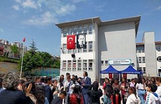 Deprem bölgesindeki okula destek toplamak için panayır...