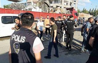 Deprem enkazı kaldıran iki firma çalışanları...