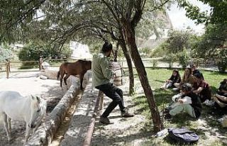 Deprem korkularını ata binerek yendiler
