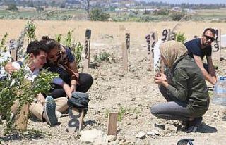 Deprem mezarlığında hüzünlü arife