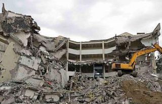 Depremde ağır hasar gören DÜ Rektörlük binasının...