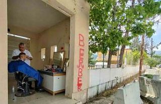 Depremde dükkanı yıkıldı, terkedilen nöbet kulübesini...