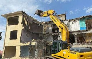 Depremde hasar alan belediye binası yıkıldı