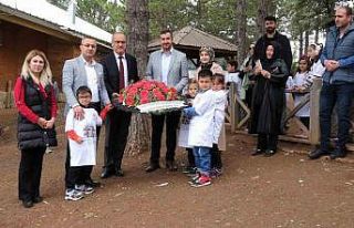 Depremde hayatını kaybedenler için göle çelenk...