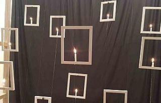 Depremin izleri 11 boş çerçeveyle anlatıldı