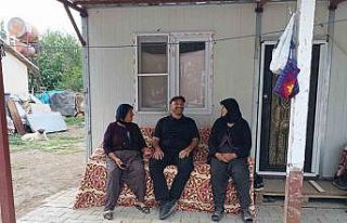 Depremin merkezinde gönüllere dokunan Vali