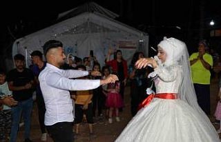 Depremzede çift, aşklarının başladığı çadır...