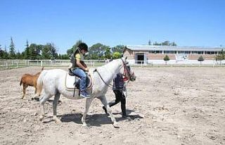 Depremzede çocuklar at binerek travmayı atlatacak