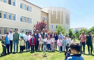 Depremzede çocuklar film izleyip fidan dikti