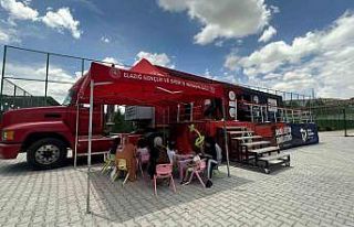 Depremzede çocuklar mobil simülatör ile eğlendi