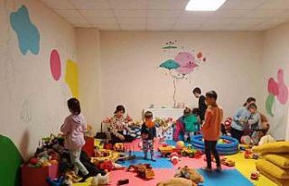 Depremzede çocuklara moral