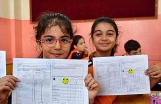 Depremzede öğrenciler karnelerini alırken öğretmenlerinin...