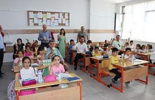 Depremzede öğrencilere süt dağıtıldı