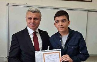 Depremzede Yusuf Kağan okul birincisi olmanın gururunu...