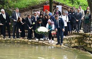 Depremzedeler anısına saygı çelengi bırakıldı