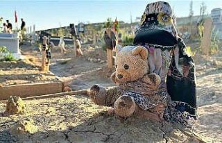 Depremzedelerin mezarlıkta buruk bayramı