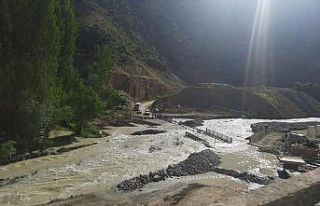 Dere yatağı taştı köprü sular altında kaldı