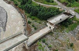 Dereden alınan kum ve çakıl köprünün çökmesine...