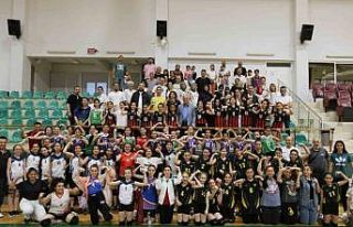Derince’de voleybol şenliği