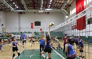 Derince’de voleybol şenliği başladı