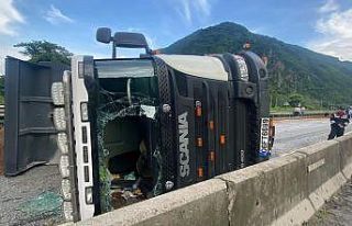 Devirdiği kamyon D-650’i kapattı: Yaralı sürücü...