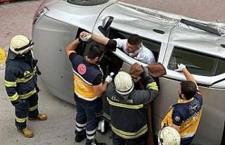 Devrilen aracın ön camından yürüyerek böyle...