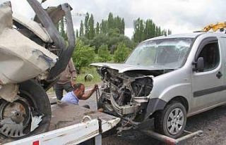 Devrilen kamyon kazaya sebep oldu: 4 yaralı