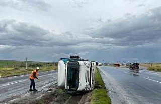 Devrilen kamyonetin sürücüsü yaralandı