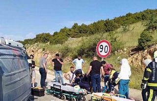 Devrilen minibüsteki 3 kişi yaralandı