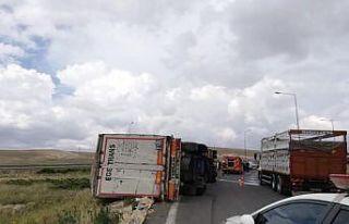 Devrilen tırda sıkışan sürücüyü itfaiye kurtardı