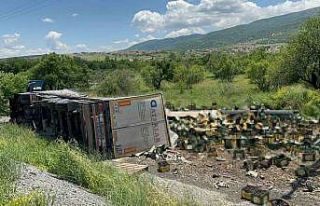 Devrilen tırdaki litrelerce alkol yola döküldü