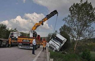 Devrilen tırdan yara almadan kurtuldu