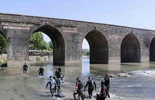 Dicle Nehri’ne depremde hayatını kaybedenler için...