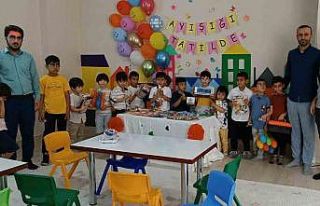 Dicle’de Kur’an-ı Kerim kursu öğrencileri karnelerini...