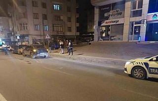 Direksiyon hakimiyetini kaybeden sürücü, park halindeki...