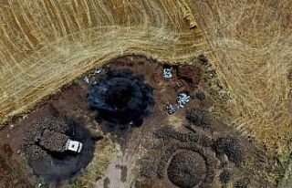 Diyarbakır sıcağında alın teri döken işçiler,...