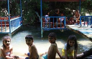 Diyarbakır’da bayramda kavurucu sıcaktan bunalanlar...