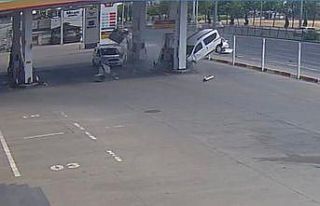 Diyarbakır’da hafif ticari aracın petrol istasyonuna...