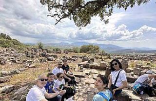 Doğaseverler Aigai’de yürüyüş yaptı