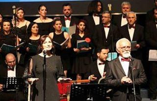 Doktor ve hemşirelerden Aşık Veysel konseri