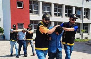 Dolmuşu durdurarak bir şahsı darp edip bıçaklayan...