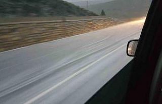 Dolu yağışı yolu beyaza büründürdü