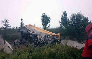 Duble yolda kontrolden çıkan kamyon tarlaya devrildi:...