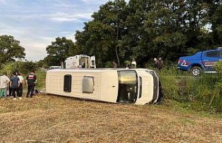 Düğüne giden minibüs devrildi: 1’i ağır 3...