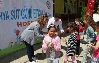 Dünya süt gününde öğrencilere süt etkinliği...