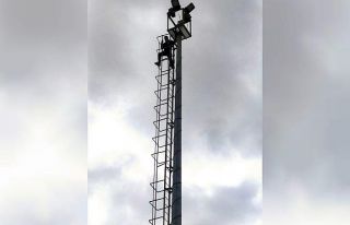 Edremit’te elektrik direğine çıkan kişiyi düşmekten...