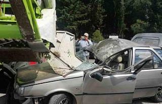 Edremit’te otomobil biçerdöverin altına girdi:...